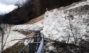 Una avalancha cortó la carretera en San Martino (Italia) y fue grabado en directo