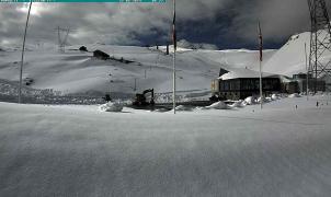 El exceso de nieve retrasa el Inicio del esquí de verano en Passo Stelvio