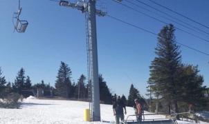 Cae una silla con tres esquiadores en Camelback Resort, en Pensilvania