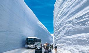 Alud de turistas en el Tateyama para ver las paredes de nieve de 17 metros de altura