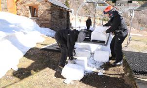 Tavascan baja la nieve para las pistas en telesilla