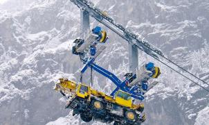 Suiza ensaya con teleféricos para llevar maquinaria pesada a trabajar a lo alto de las montañas