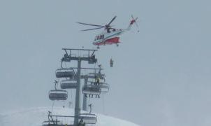 Rescatados 27 esquiadores en helicóptero de un telesilla en Cervinia
