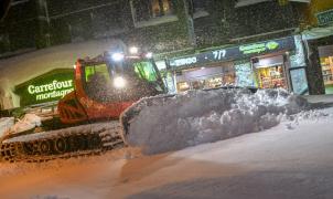 Los Alpes franceses en alerta máxima, grandes nevadas obligan a cerrar estaciones y confinar a la gente 