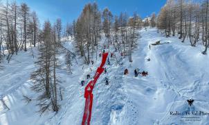 Los pisteros de Val d’Isère rellenan con palas algunas pistas cuando tienen 2 metros de nieve
