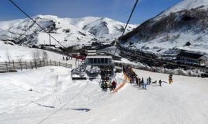 Hasta 10.000 esquiadores se presentan en las pistas asturianas de Valgrande-Pajares y Fuentes de Invierno
