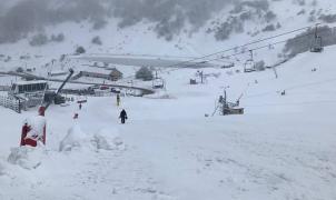 Los trabajadores denuncian que Valgrande-Pajares tiene nieve y no abre por dejadez del Gobierno