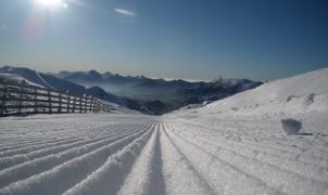 Valgrande-Pajares y Fuentes de Invierno siguen esquiando a pesar del mal tiempo