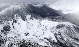 Erupción de un volcán en una estación de esquí japonesa con un muerto y heridos (fotos y vídeo)