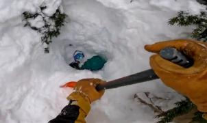Dramático rescate de un snowboarder enterrado en la nieve por un esquiador en Mt. Baker