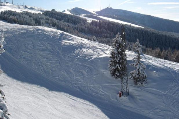 Imagen invernal de la estación de esquí de Alpe del Neval cerca de Belluno