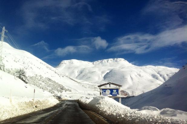 Aspecto de la carretera hacia Astún después de las nevadas de enero del 2013