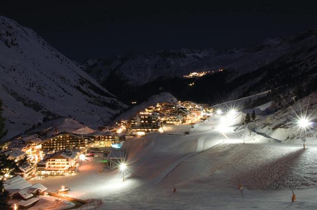 Imagen nocturna del pueblo de Obergurgl
