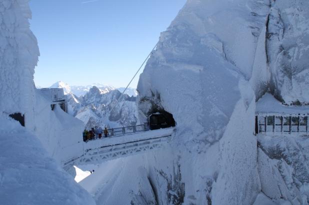 Pasadizo nevado en refugio de  l'Aiguille du Midi