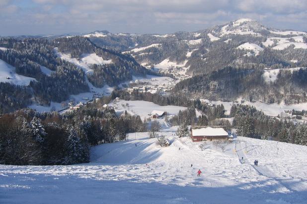 Día soleado de esquí en Steg im Tösstal