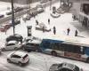 El frío y la nieve convierten las calles de Montreal en auténticas pistas de patinaje