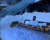 Una estación de esquí se hace viral por llevar el desayuno a una cama en la nieve