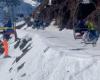 Un esquiador está a punto de caer por un cortado en un telesilla de Candanchú