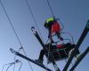 Rescatados con cuerdas 23 esquiadores en Astún tras la avería de un telesilla