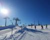 Los esquiadores gallegos estrenan la temporada de esquí de Manzaneda con sol y nieve
