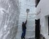 Ocho metros de nieve para abrir la puerta del refugio Toni Demetz de las Dolomitas