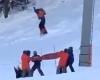 Un snowboarder que se rompió la columna al caer de un telesilla demanda a la estación