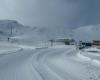 Las fuertes nevadas adelantan la temporada de esquí en los Alpes suizos