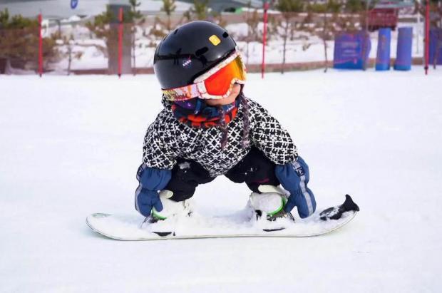 Una bebé china de once meses cautiva las redes practicando snowboard