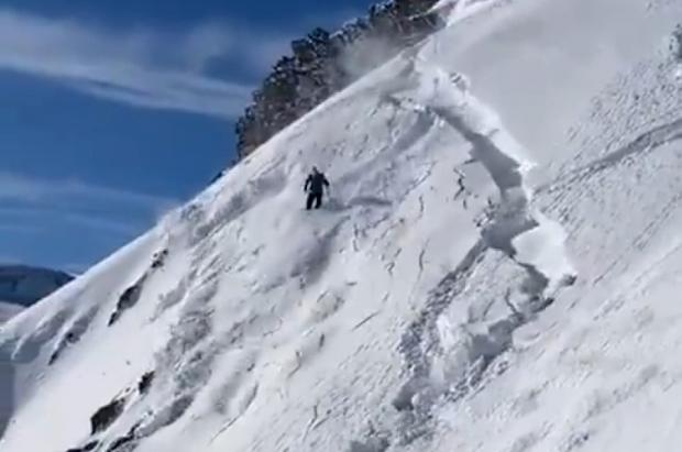 Vídeo: un esquiador provoca un alud en un fuerapista de Astún y se salva de milagro