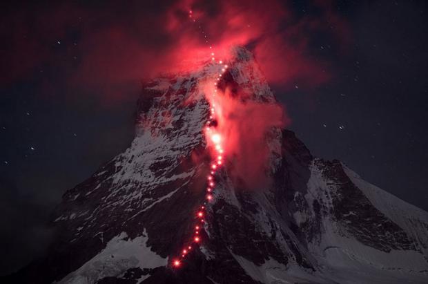Matterhorn iluminado por los escaladores de Robert Bösch
