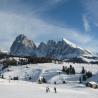 Bonita imagen de los Alpe di Siusi en los Dolomitas italianos