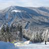 Montañas nevadas en Bukovel en los Cárpatos Ucranianos