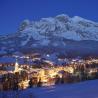 Maravilloso aspecto nocturno de Cortina d'Ampezzo