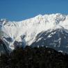Tranpolin de saltos en Innsbruck y vista de las montañas de Patscherkofel al fondo