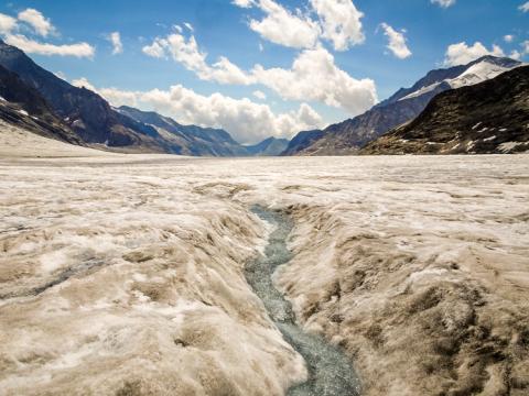 Ríos y cascadas sobe el propio glaciar