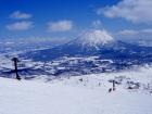 Esquiando en Niseko con vistas al Mt. Yotei