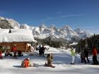 Aspecto de un refugio nevado en Alta Badia, Dolomitas