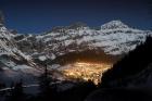Imagen nocturna de Leukerbad en el Valais suizo