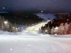 Imagen nocturnaa pistas en Levi, Laponia