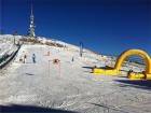 Día soleado de esquí en Mottarone