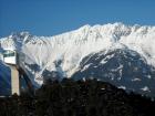 Tranpolin de saltos en Innsbruck y vista de las montañas de Patscherkofel al fondo