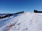 Día soleado de esquí en Raten