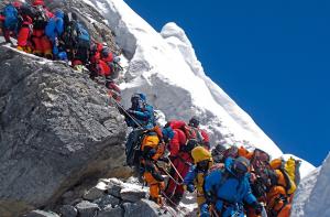 Trekking en la "Zona de la Muerte". El Everest convertido en un destino turístico de masas 