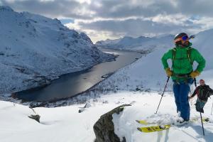 Lofoten es el destino de los esquiadores que persiguen trazar líneas imaginarias sobre la nieve 