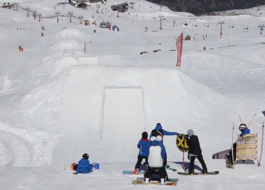 El snowpark Sulayr compone la línea de saltos y módulos más larga de Europa