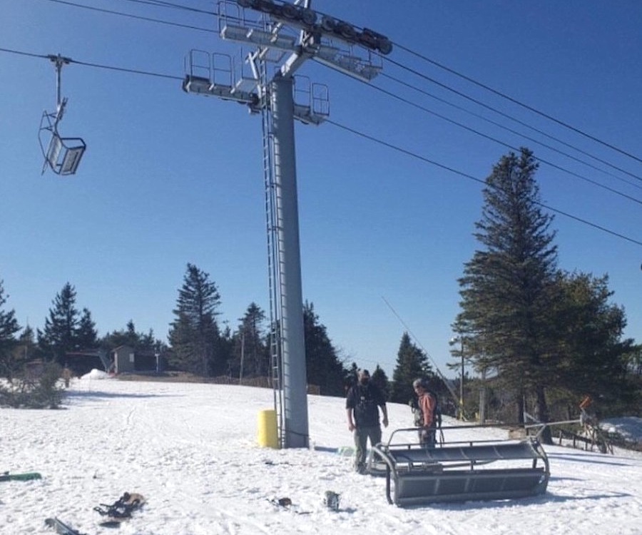 Cae una silla con tres esquiadores en Camelback Resort, en Pensilvania