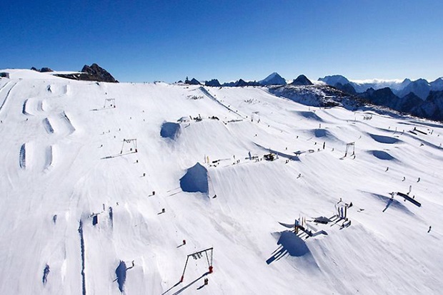 Panorámica del Snowpark de Les 2 Alpes en verano