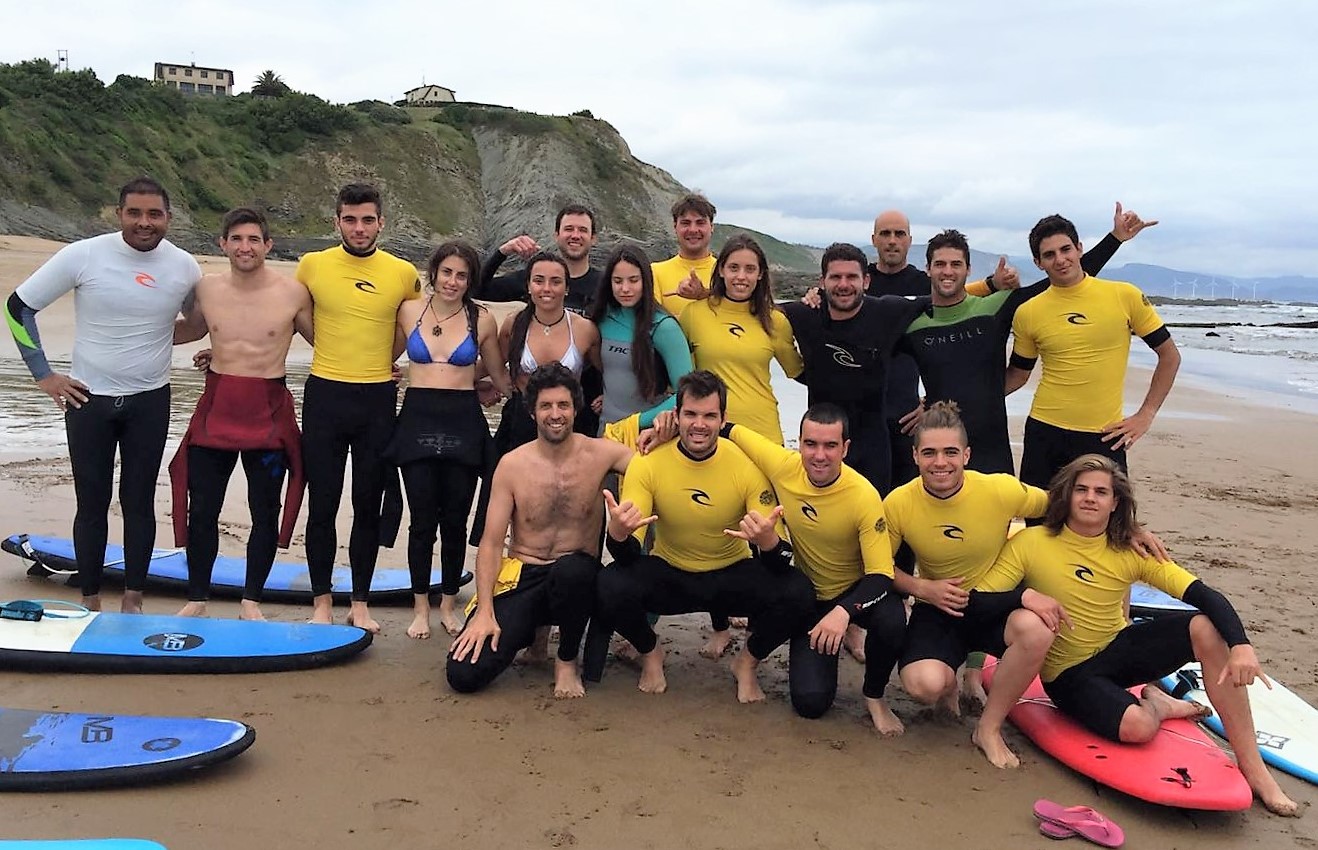 La RFEDI hace Team Building practicando surf en la playa de Sopelana (Vizcaya)