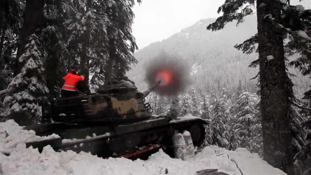 No te pierdas este vídeo! Los americanos declaran la guerra a la nieve y envían tanques