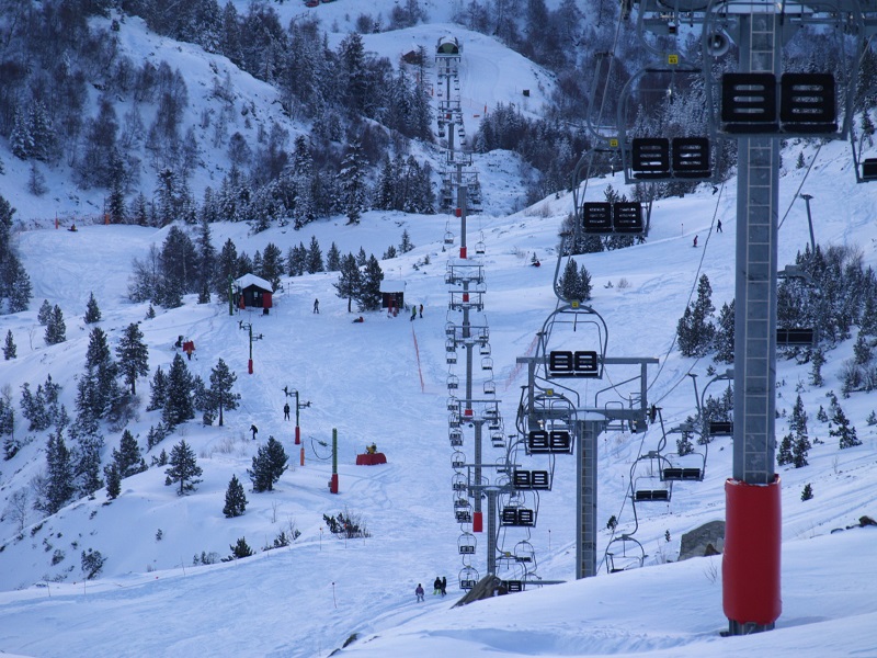 Pistas de esquí alpino y telesilla en Tavascán